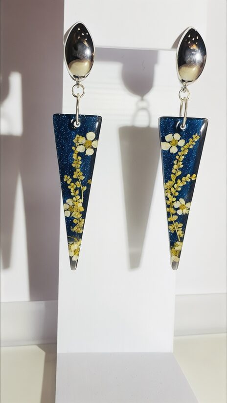 Tumši auskari ar ziediem